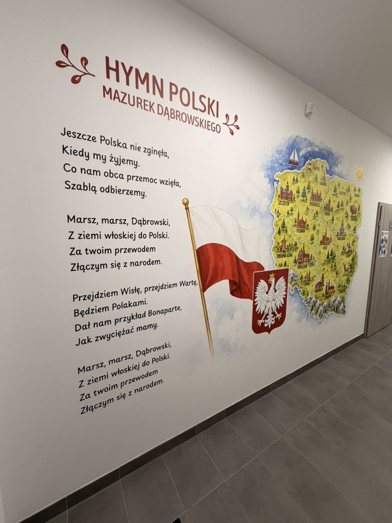 Mural z mapą Polski i kącik patriotyczny w szkole w Nowogardzie