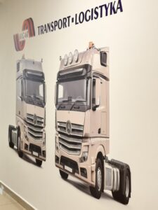 Ciężarówki na ścianie biura – druk ścienny dla firmy transportowej KIGAR w Goleniowie