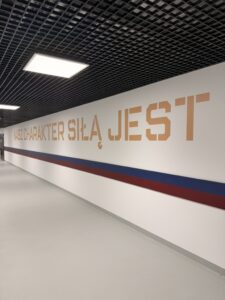 Pogoń Szczecin – druk ścienny w korytarzu piłkarzy i pokojach VIP
