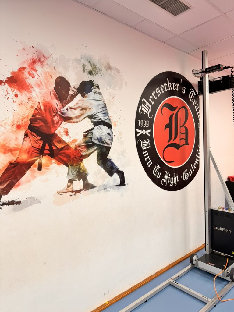Zawodnicy w kimonach w stylu akwareli i logo Berserker's Team Born to Fight wydrukowane na ścianie