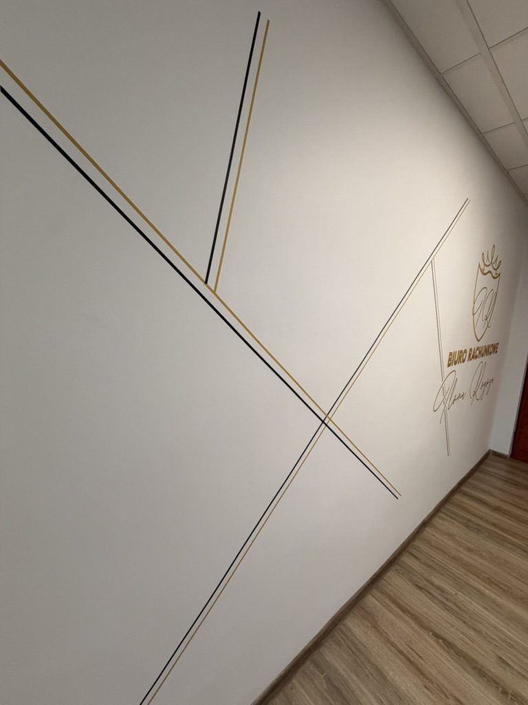 Geometryczny wzór z przecinających się linii oraz złote logo Biura Rachunkowego Ilona Rogoza na ścianie