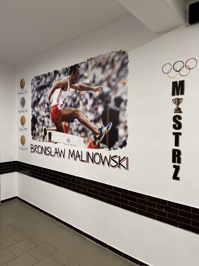 Bronisław Malinowski pokonujący przeszkodę – mural na ścianie holu Szkoły Podstawowej im. Bronisława Malinowskiego w Osinie