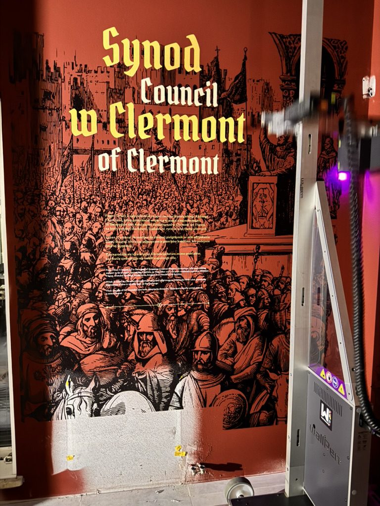 Synod w Clermont – dwujęzyczna ekspozycja wydrukowana na ścianie muzeum templariuszy w Opatowie