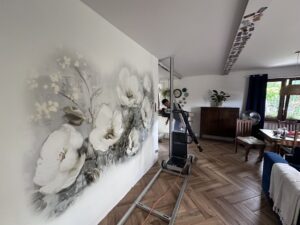 Białe kwiaty ze złotymi wstawkami – salon fotografki Ewy Papy w Mostach