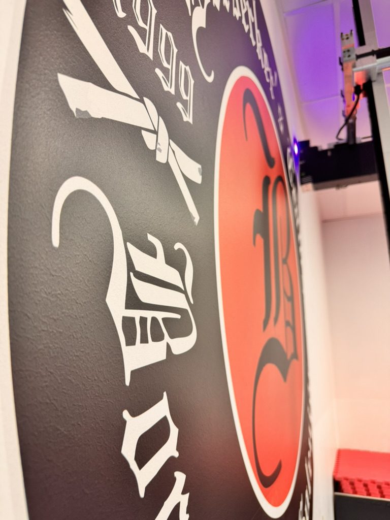 Logo Berserker's Team z bliska – ostre krawędzie i głęboka czerń druku UV