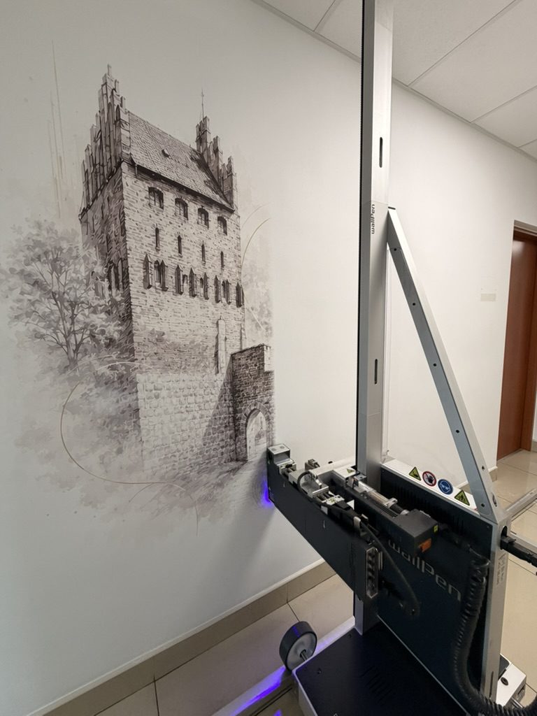 Druk gotyckiej bramy Goleniowa na ścianie biurowca drukarką WallPen E2
