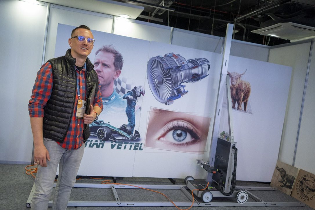Łukasz Żugaj z wallKing na stoisku targów Bud-Gryf & Home w Szczecinie – drukarka WallPen E2 i pokazowe wydruki na ściance