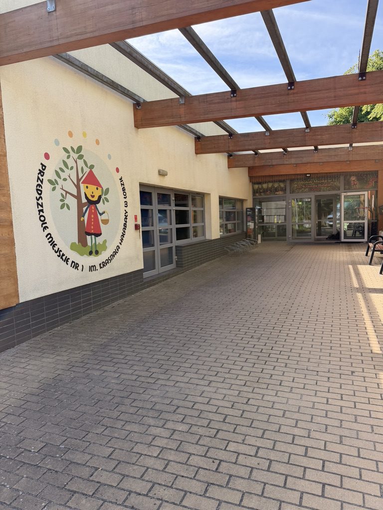 Krasnal Hałabała wita najmłodszych – mural na elewacji Przedszkola Miejskiego nr 1 w Łobzie