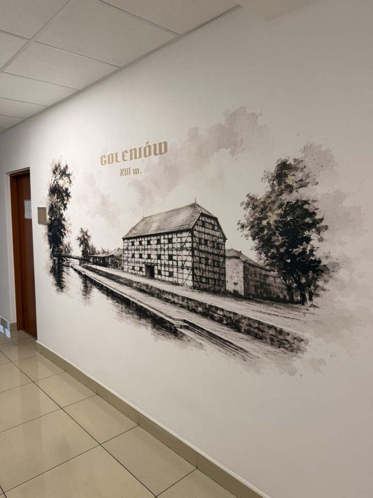 Grafika dawnego Goleniowa – spichlerz nad rzeką na ścianie biurowca