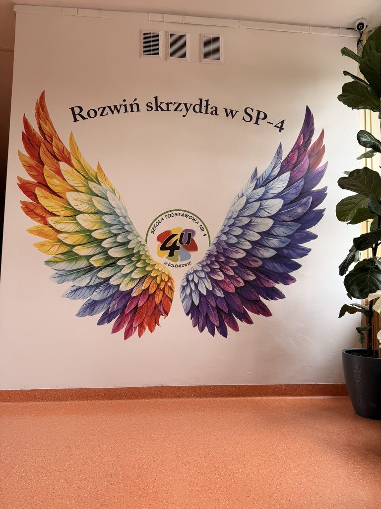 Tęczowe skrzydła Rozwiń skrzydła w SP-4 na ścianie Szkoły Podstawowej nr 4 w Goleniowie