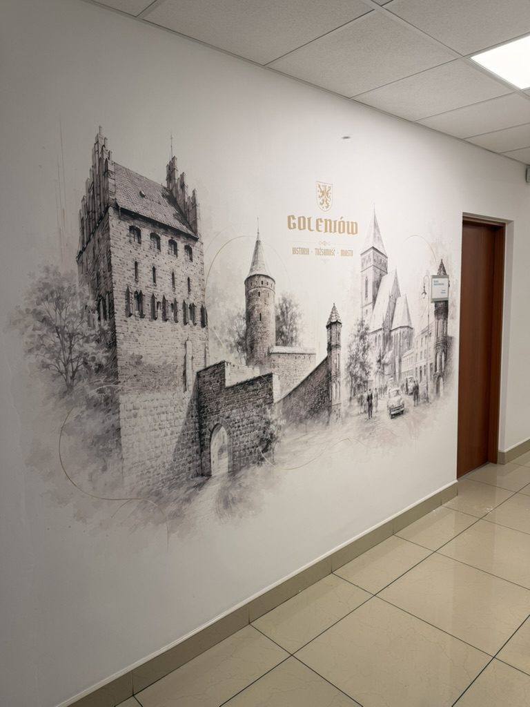 Grafika dawnego Goleniowa na ścianie korytarza w biurowcu – Brama Wolińska, baszta, kościół i herb z gryfem, druk ścienny UV wallKing