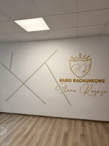 Złote logo na ścianie – druk ścienny w Biurze Rachunkowym Ilona Rogoza w Goleniowie