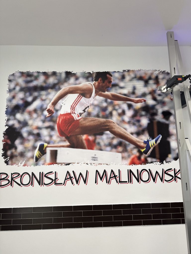 Drukarka WallPen E2 drukuje mural z Bronisławem Malinowskim w szkole w Osinie