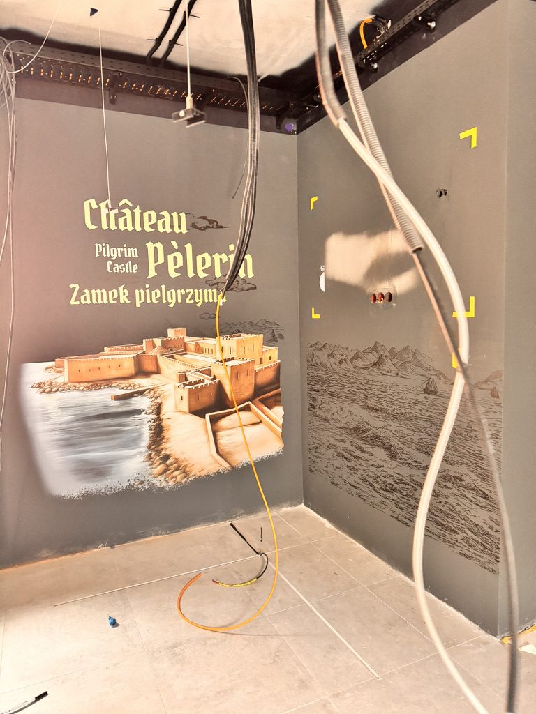 Château Pèlerin – Zamek Pielgrzyma wydrukowany na narożniku sali muzeum templariuszy