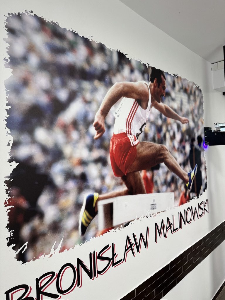 Zbliżenie na mural z Bronisławem Malinowskim – zdjęcie archiwalne na ścianie szkoły