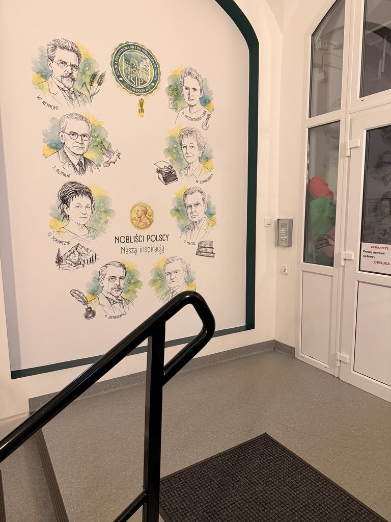 Portrety Noblistów Polskich na ścianie – mural w Szkole Podstawowej nr 1 w Goleniowie
