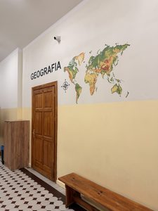Kolorowy system oznaczeń sal – druk ścienny w Szkole Podstawowej nr 3 w Stargardzie