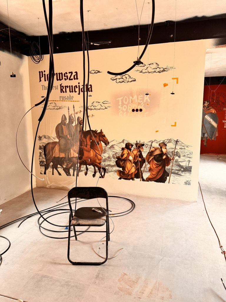Pierwsza krucjata – scena z rycerzami wydrukowana na ścianie sali w Centrum Historii Templariuszy