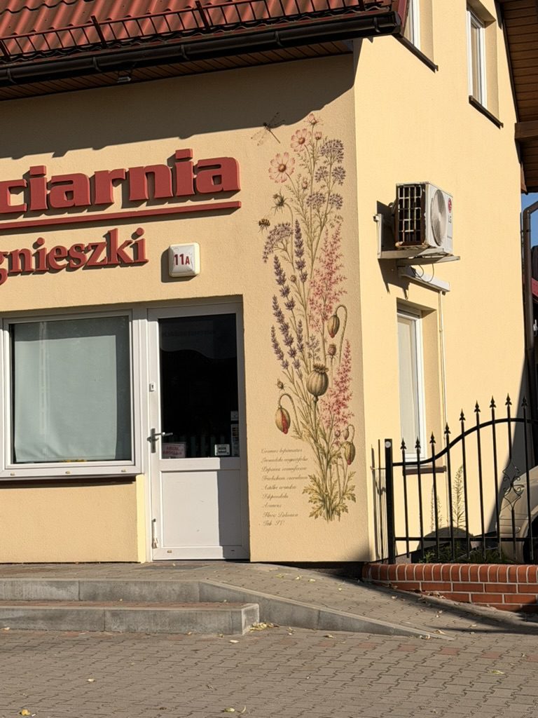Botaniczny mural na elewacji – druk ścienny na budynku Kwiaciarni Agnieszki w Goleniowie