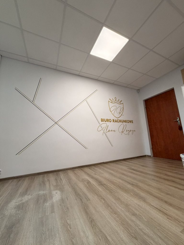 Widok ściany recepcji z logo i wzorem geometrycznym w Biurze Rachunkowym Ilona Rogoza w Goleniowie