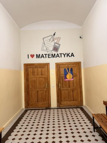 Napis I love Matematyka nad drzwiami sali matematycznej w szkole w Stargardzie