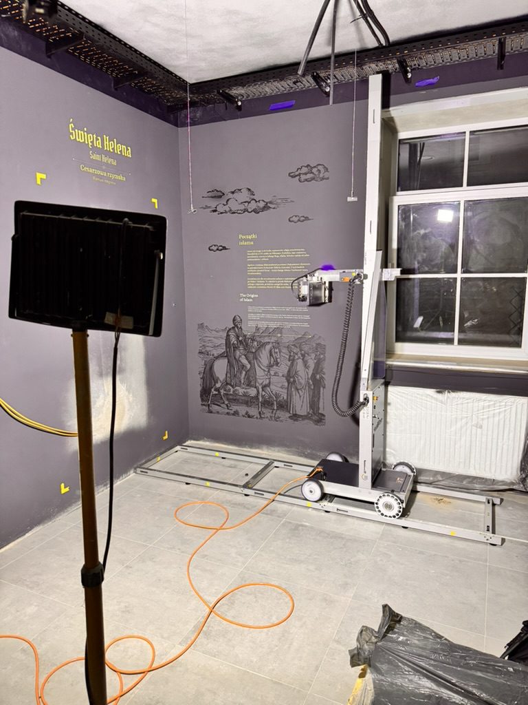 Drukarka WallPen E2 w sali muzeum templariuszy w Opatowie podczas druku ekspozycji