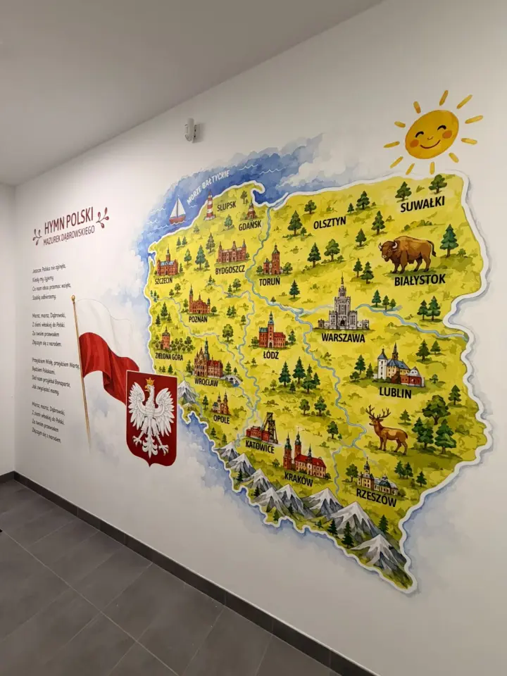 Mapa Polski z hymnem wydrukowana na ścianie szkoły w Nowogardzie – wallKing